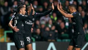 Jugadores del PSG festejan un gol contra el Celtic