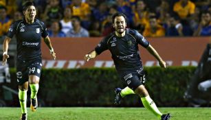 Luis Márquez festeja uno de sus dos goles frente a Tigres