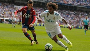 Marcelo conduce el balón en el Santiago Bernabéu 