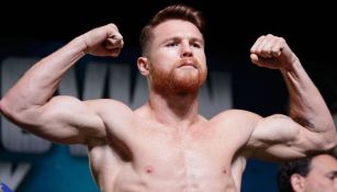 Canelo posa durante la cermonía de pesaje 