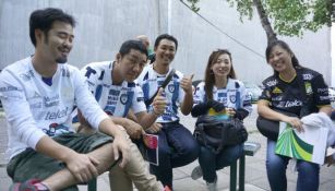 Aficionados japoneses en las inmediaciones del Estadio León  