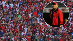 La afición de Veracruz durante un juego y Luna observa un partido