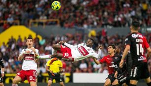 Hurtado se lanza para marcar un golazo en el C2017