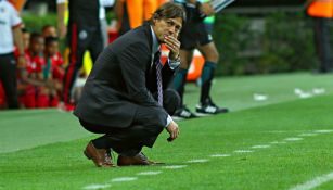 Matías Almeyda observa el partido de su equipo frente a Lobos BUAP