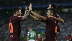 Luis Suárez festeja junto a Messi su gol contra el Sporting Lisboa