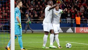 Lukaku celebra con Young su gol contra el CSKA Moscú