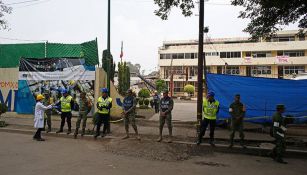 Personal de la Marina, a las afueras del colegio derrumbado