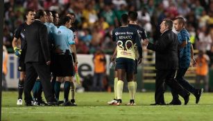 Miguel Herrera, discutiendo con el cuerpo arbitral en el partido contra León