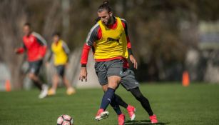 Gastón Silva dirige el balón en un entrenamiento con Independiente