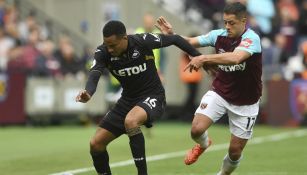 Chicharito pelea por el balón en el juego frente al Swansea