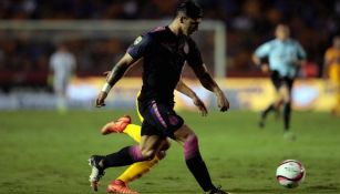 Pulido pelea un balón durante el partido frente a Tigres