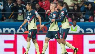 Edson Álvarez y Oribe celebran con Mateus Uribe