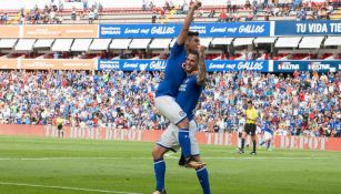 Édgar Méndez celebra con Mora el cuarto gol de La Máquina