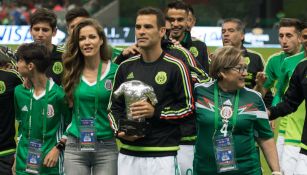 Mamá de Rafa Máquez (derecha) junto a su hijo en un homenaje en el Azteca