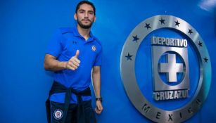 Jesús Corona viste con orgullo los colores del Cruz Azul 