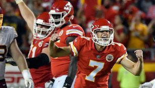 Harrison Butker celebra el gol de campo de la victoria