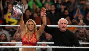 Ric Flair y Charlotte festejan después de una lucha