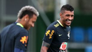 Neymar y Paulinho durante un entrenamiento de la Selección de Brasil