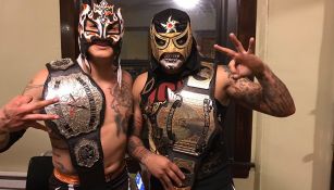 Penta Zero M (der) y Rey Fénix (izq) muestran títulos de campeones