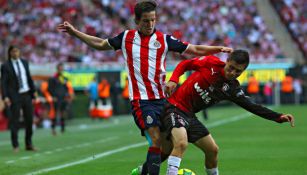 Carlos Fierro y Bryan Garnica en un encuentro entre Chivas y Atlas