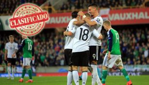 Sebastian Rudy festeja con sus compañeros tras anotar un gol contra Irlanda del Norte