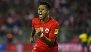 Alexis Sánchez festeja después de anotar