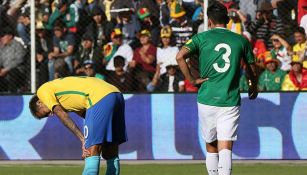 Neymar, agobiado en el juego contra Bolivia