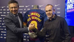 Iniesta, durante su renovación con Barcelona