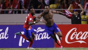  Kendall Waston festeja el gol que le dio el pase a Costa Rica al Mundial