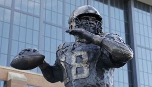 Estatua de Manning presentada en el Lucas Oil Staduim