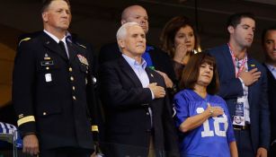 Mike Pence, durante el himno nacional de EU en el recinto