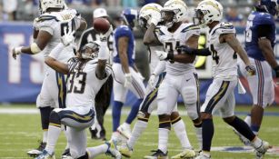 Chargers celebra después de una intercepción 