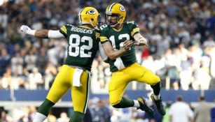 Aaron Rodgers festeja una anotación con su compañero