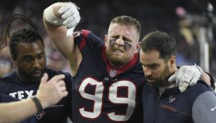 JJ Watt al momento de salir por la lesión en la tibia