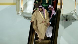 Salman Bin Abdulaziz al bajar las escaleras eléctricas de su avión