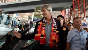 Manuel Pellegrini saluda en el aeropuerto de China 