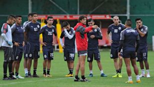 Matías Almeyda hace observaciones para sus pupilos