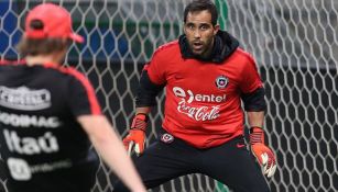 Bravo durante un entrenamiento con la selección de Chile 