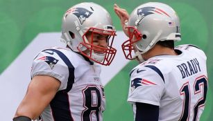 Rob Gronkowski (87) celebra con Tom Brady