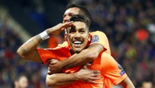 Roberto Firmino festeja el primer gol del apabullante triunfo del Liverpool