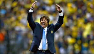 Miguel Herrera celebrando un gol del América