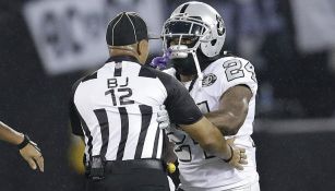 Marshawn Lynch empuja a un oficial durante el juego