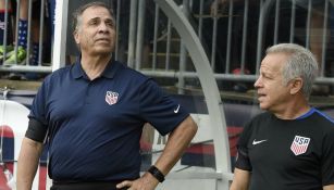 Dave Sarachan (derecha) junto a Bruce Arena (izquierda), extécnico de EU