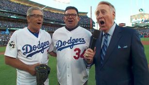 Fernando Valenzuela lanza primera bola en Serie Mundial