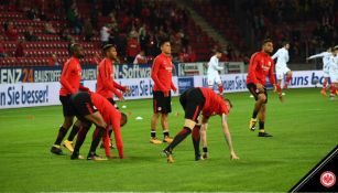 Eintracht Frankfurt en su calentamiento previo al encuentro con el Mainz