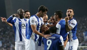 Tecatito Corona celebra con sus compañeros un gol del Porto