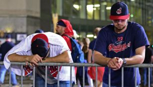 Dos seguidores de los Indios de Cleveland lloran tras la derrotan en la Serie Mundial 2017