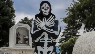 La Parka posa sobre una tumba