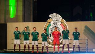 Jugadores del Tri modelan la nueva playera para el Mundial