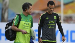 Osorio habla con Rafa Márquez en una concentración del Tri